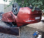 Пьяный астраханец протаранил газовые опоры и влетел во двор дома