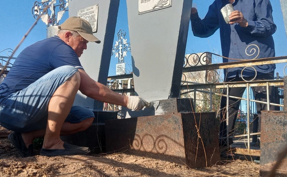 Могилу родителей легендарного летчика, пострадавшую от пожара, привели в порядок в Астрахани