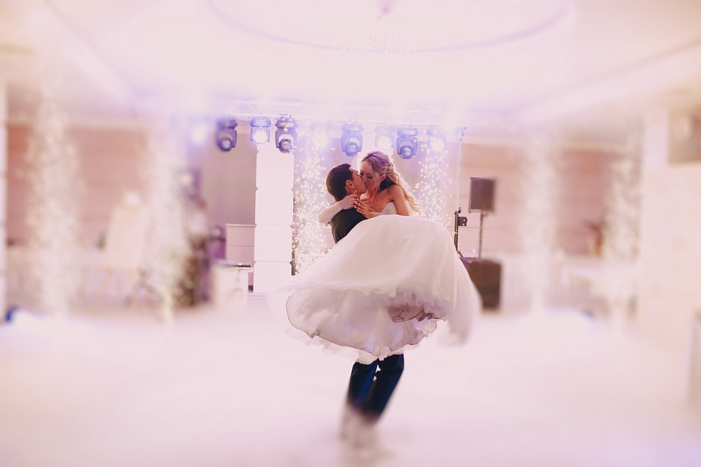 Сколько астраханцев сыграли свадьбу в красивую дату мая?