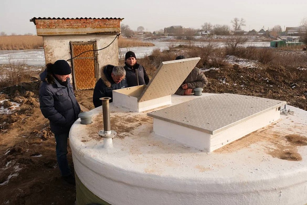 Четыре течи устранили, две возникли: ремонт водопровода в астраханском селе идет крайне медленно