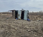 На астраханской трассе перевернулся КамАЗ, есть пострадавшие