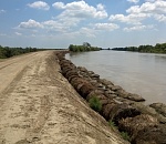 Астраханские чиновники не торопятся привести в порядок опасные вал и дамбу