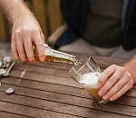 Астраханец не растерялся и закупился алкоголем и сигаретами на чужие деньги