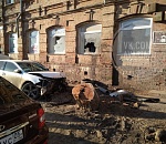 В центре Астрахани автомобиль с пьяной автоледи протаранил здание