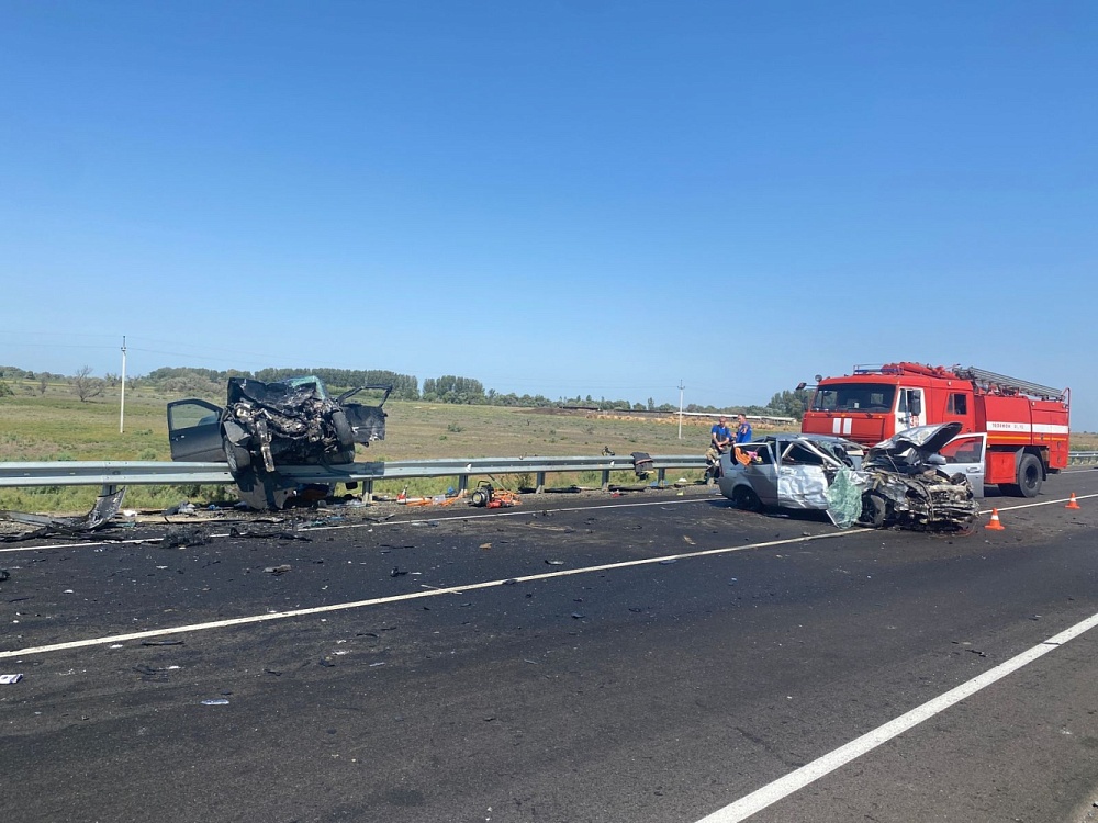 Двое погибших, четверо пострадавших: жесткое ДТП произошло на трассе под Астраханью