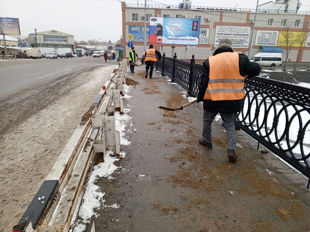 В Астрахани идет борьба с гололедицей