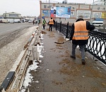 В Астрахани идет борьба с гололедицей