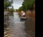 Кадр дня: астраханец пустился вплавь по астраханской улице