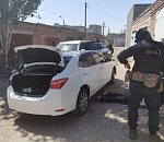 Возле гаража астраханские силовики задержали автомобиль с уймой черной икры: видео