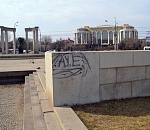 Вандалы портят облик центра Астрахани тюремным граффити