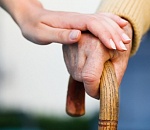 Вместо руки помощи-телефон: астраханцы не помогли упавшей в грязь бабушке