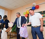 Камызякские первоклассники получили школьные ранцы от Игоря Мартынова