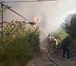 В Астрахани горит дом на улице Плещеева