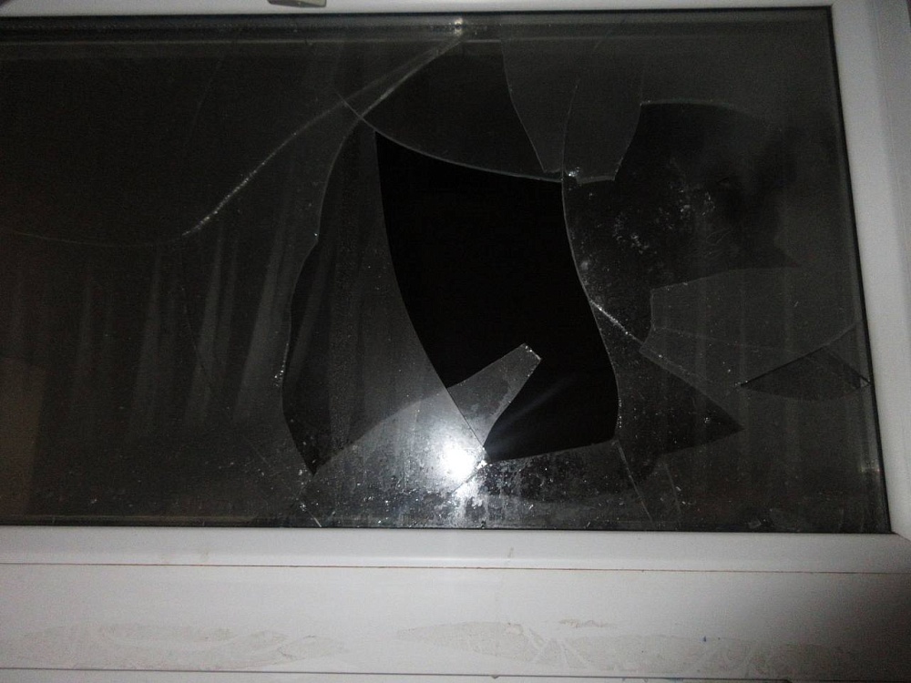 В Астрахани из-за фейерверка выбило стекло в многоэтажке