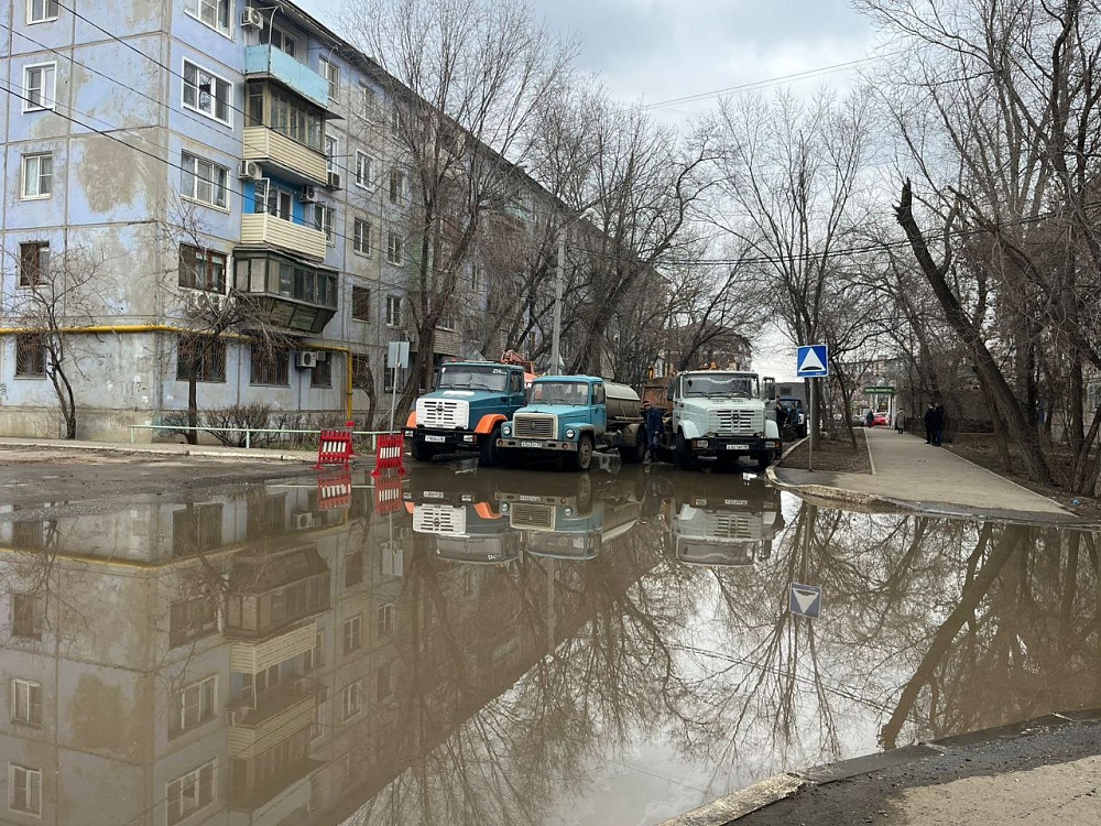 В Астрахани из-за коммунального потопа закрыли движение на  Селенского