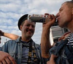 Украинские моряки избили и ограбили астраханского собутыльника