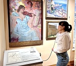 В Астрахани картины теперь можно трогать, нюхать и слушать: картинной галерее подарили тактильную станцию