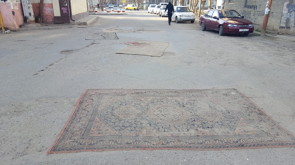 Астраханцы креативно решили проблему с ямами на одной из улиц города