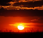 Огненный закат в небе над Астраханью запечатлел фотограф