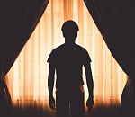 Астраханца вытолкнули из окна пятого этажа