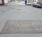 Астраханцы креативно решили проблему с ямами на одной из улиц города