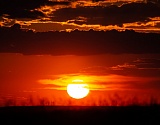 Огненный закат в небе над Астраханью запечатлел фотограф