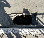 Астраханец получил травму, провалившись в открытую ливневку