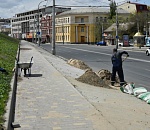 На променадной зоне откосов кремля в Астрахани укладывают брусчатку