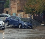 В центре Астрахани дорога захватила в оковы ещё один автомобиль