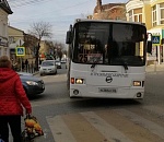 Астраханцев развозит уставший автобус