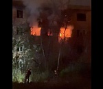 Ночью в Астрахани вновь знатно полыхало заброшенное общежитие на Пороховой