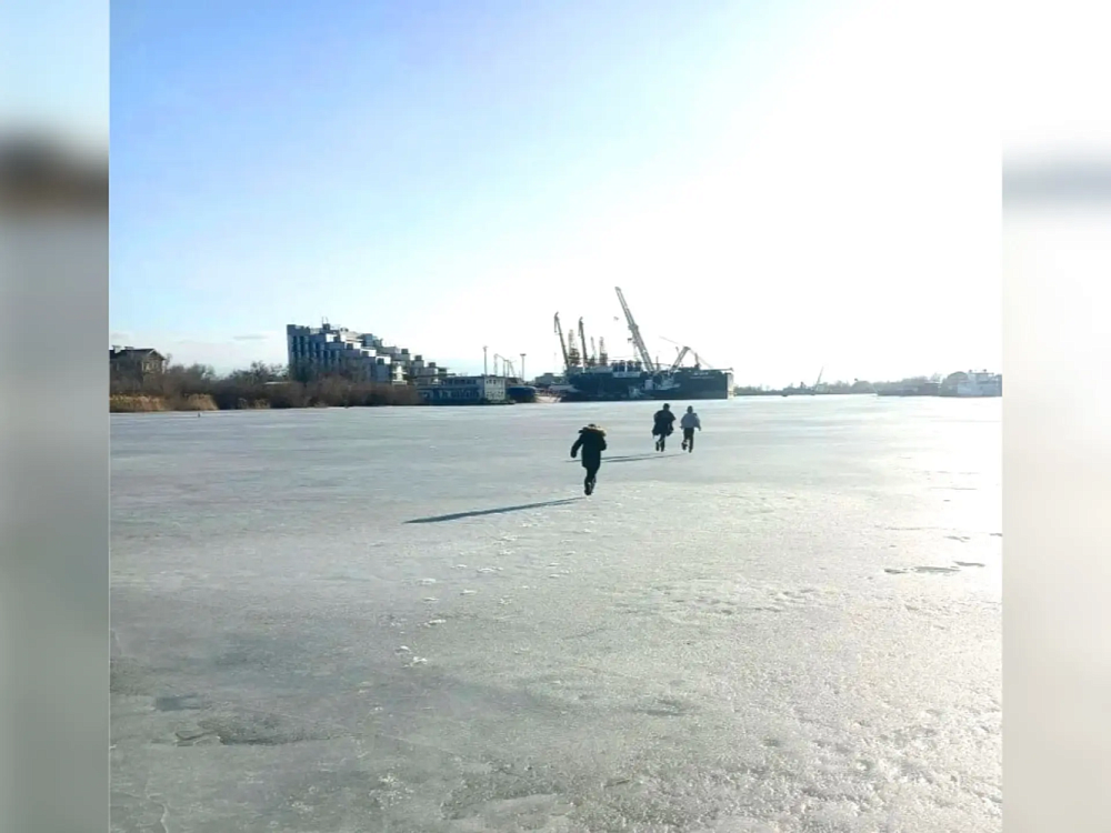 В Астрахани троих детей спасли от падения в майну