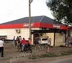 В Астрахани автомобиль снес стену МАГНИТа