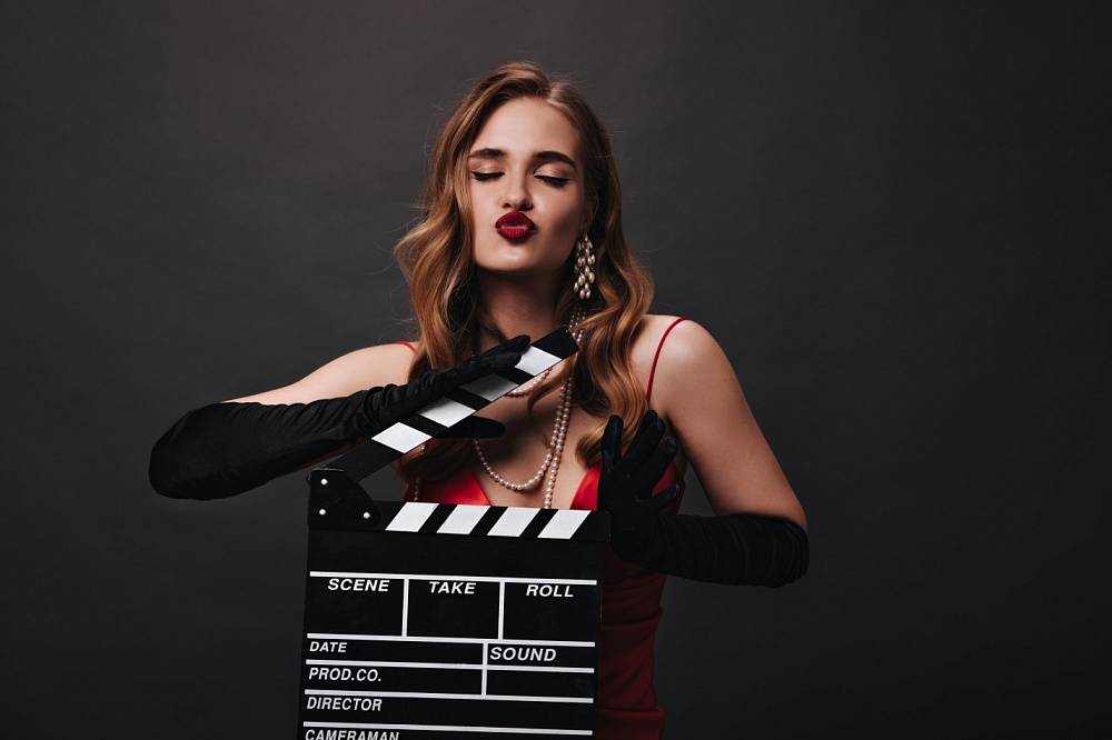 Она была актрисою: о каких профессиях на самом деле мечтают астраханцы