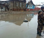 В Астрахани 10 автомобилей провалились в яму, залитую водой