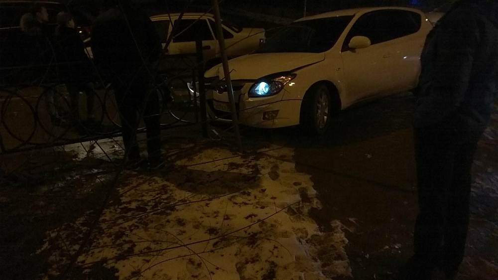 В Астрахани возле ночного клуба машина протаранила ограждение