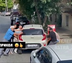 Астраханцам пришлось подвинуть машину, чтобы пропустить автобус