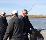 Фестиваль «Вобла-2019» как политическое предсказание: Сергей Морозов поймал первую рыбу и тут же выпустил