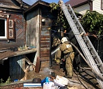 В Астрахани сгорели дом, заброшенное строение и забор