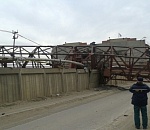 Сильный ветер в Астрахани повалил кран и обрывает линии электропередачи