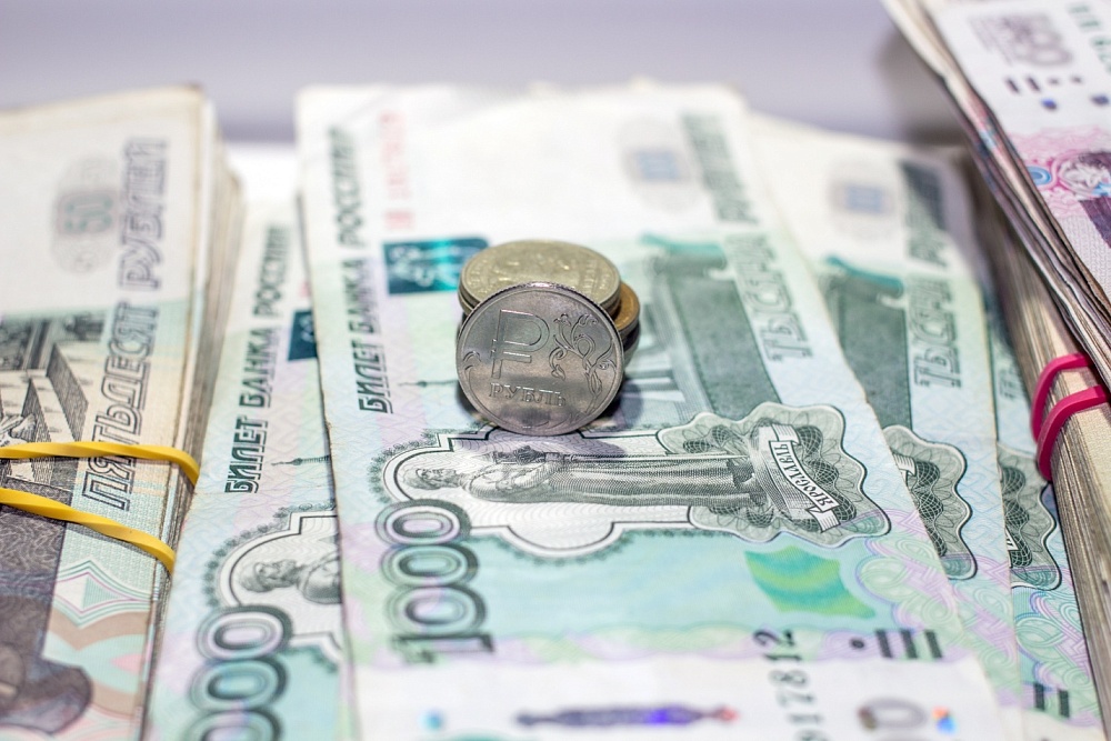 Астраханка отдала мошенникам огромную сумму в трех валютах