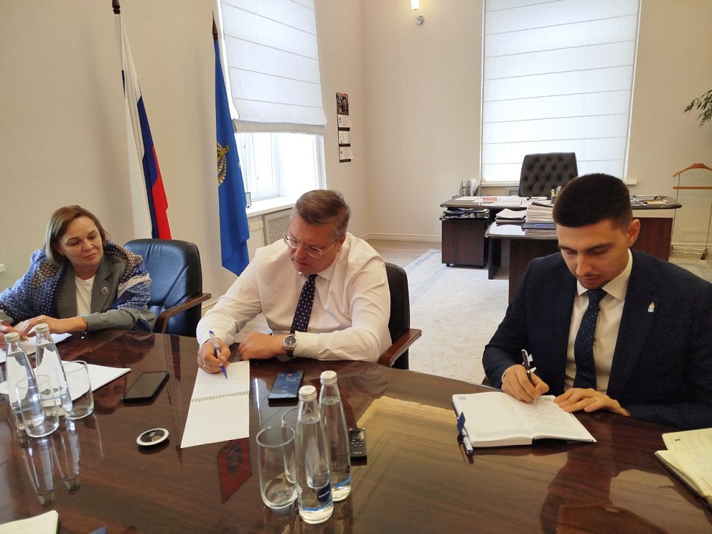 Астраханцы пожаловались председателю регионального правительства на бездействие местных УК