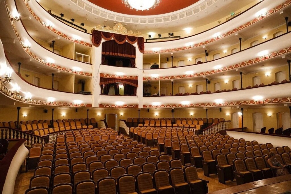 В Астраханском драматическом театре появилось аудиоописание спектаклей для зрителей с нарушением зрения