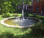 Многострадальный фонтан на улице Советской снова отремонтировали