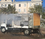 Напротив астраханского детского сада мощно горел грузовик