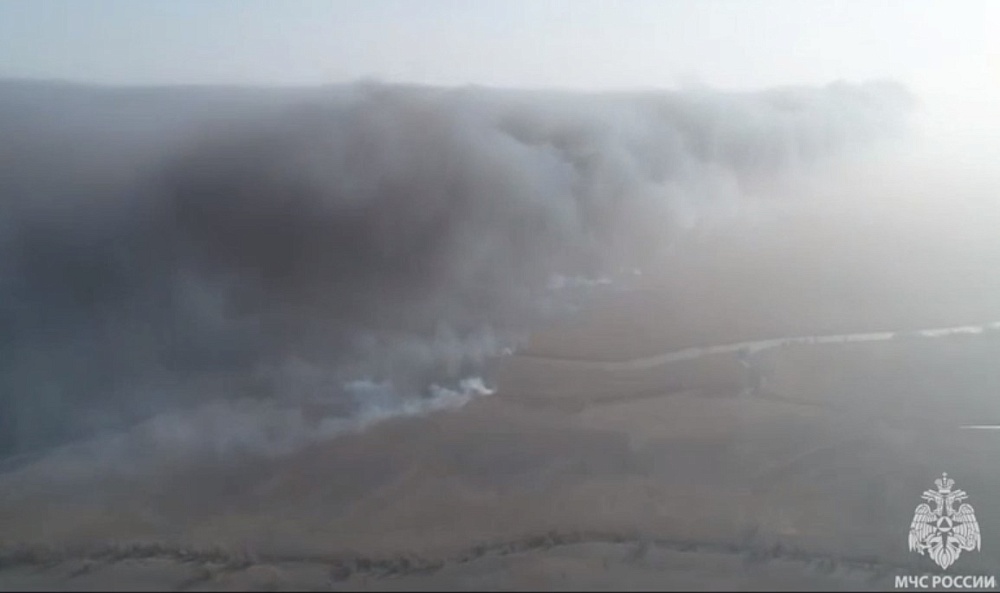Пожар в дельте Волги угрожает астраханскому селу