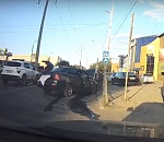 В Астрахани на Николая Островского Kia выскочила на встречку, перелетев через зеленую зону, видео