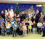 В гости к астраханским малышам приехал полицейский Дед Мороз