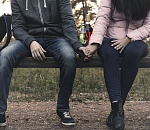 Астраханцы просто шли мимо: парень решил проверить, помогут ли прохожие в беде