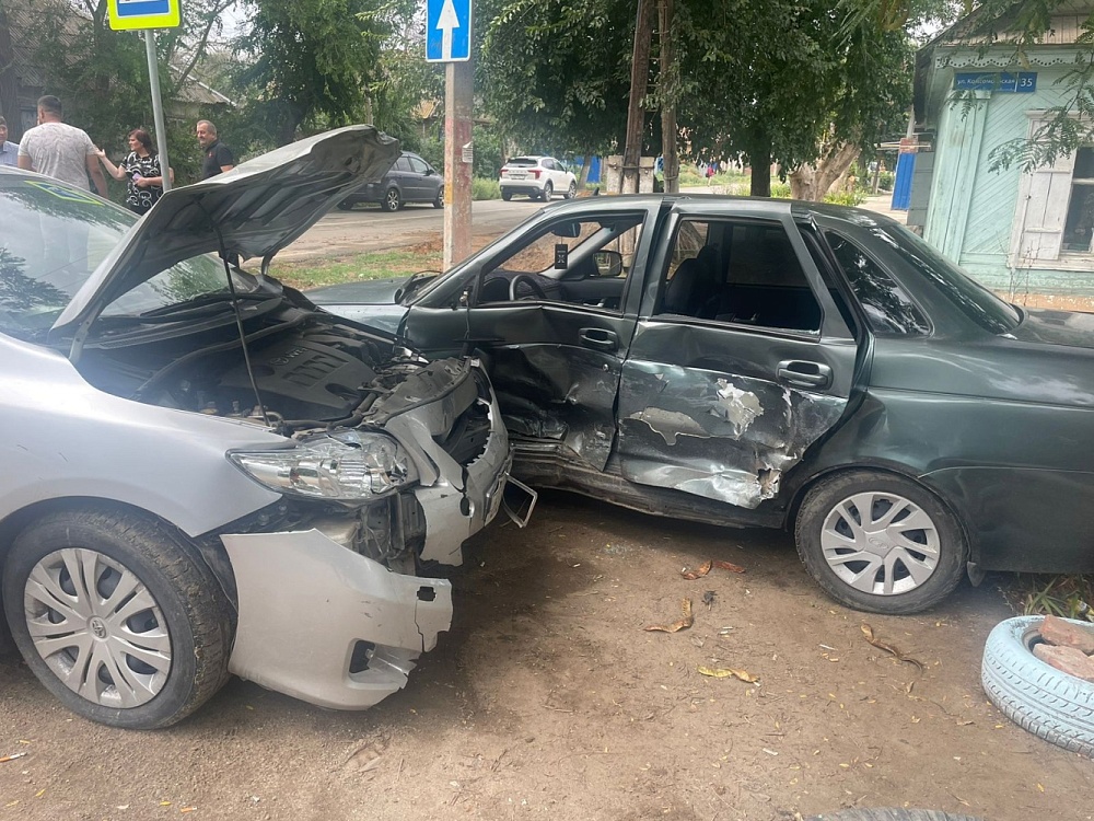 Трое, включая ребенка, пострадали в ДТП на правобережье Астрахани